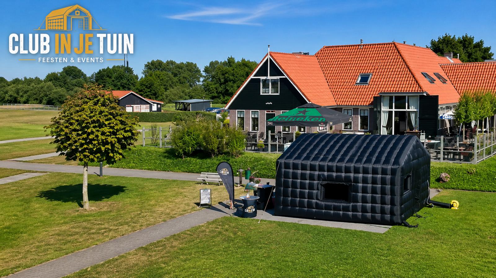 Zwarte opblaasbare discotent op locatie bij restaurant met groene tuin en terras
