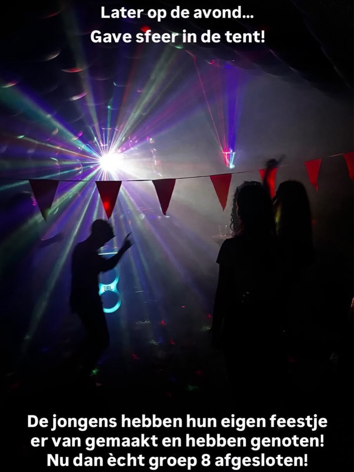 Kinderen dansen in de opblaasbare discotent met laserverlichting en discoverlichting
