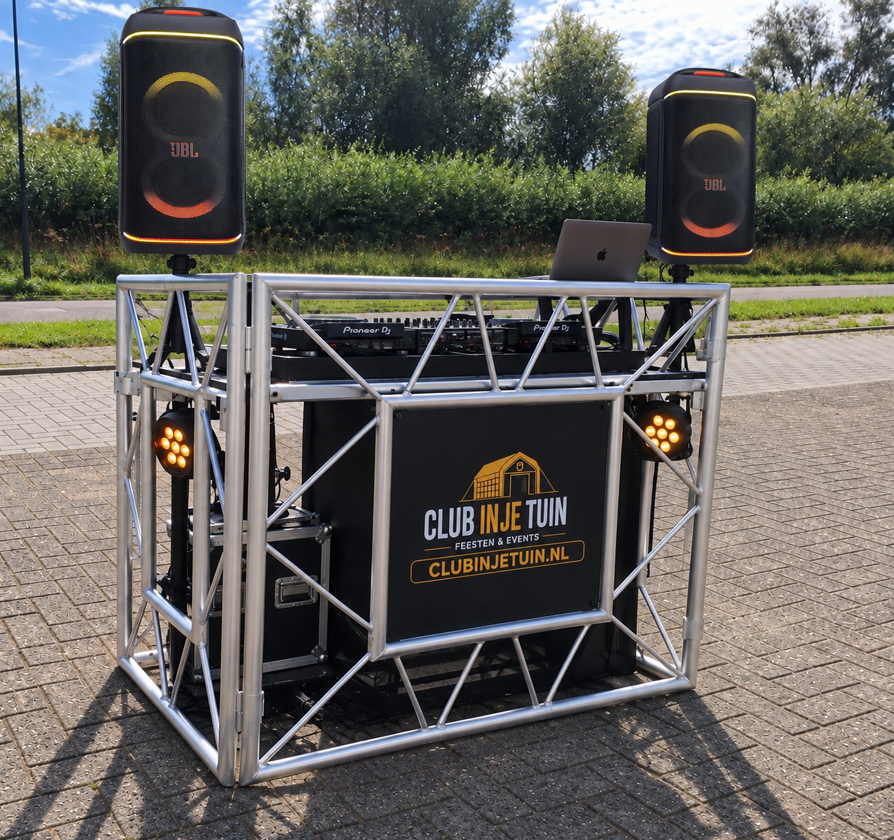 DJ Booth met JBL speakers en Pioneer DJ set — standaard in elke opblaasbare partytent en discotent huren bij Club in je Tuin