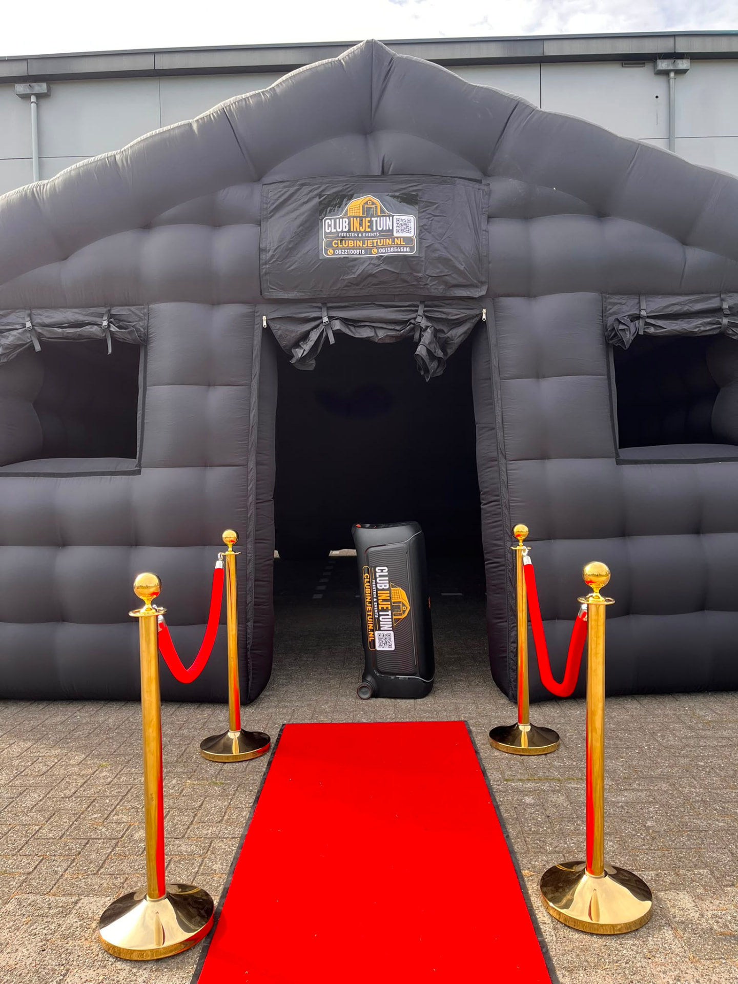 Zwarte opblaasbare partytent met JBL partyspeaker en rode loper