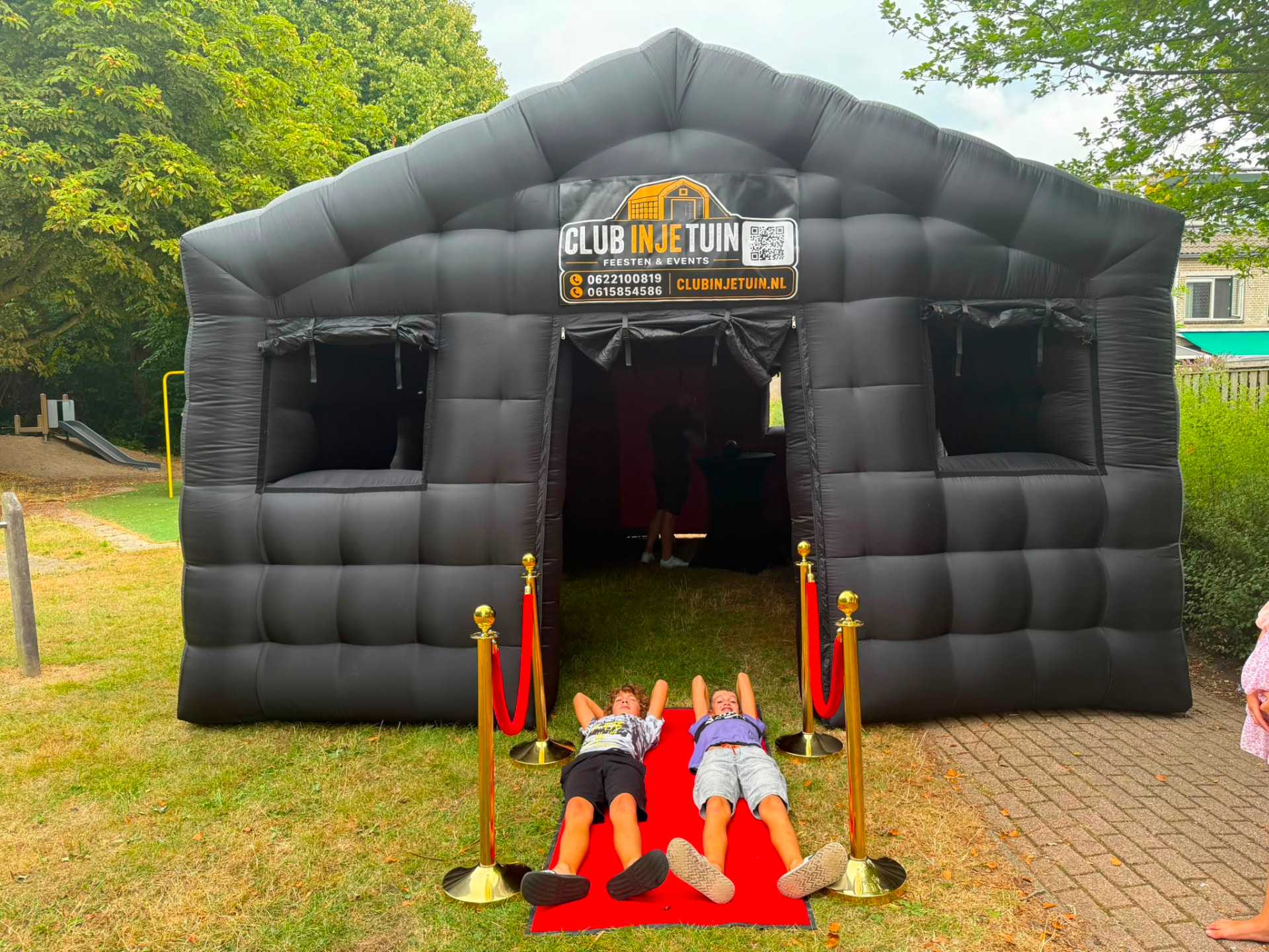 Opblaasbare partytent voor groep 8 afscheidsfeest met kinderen op de rode loper