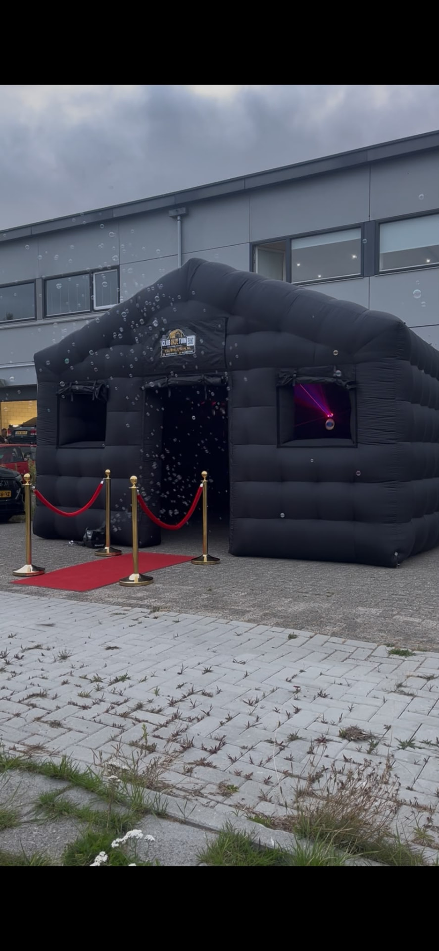 Opblaasbare discotent met bubbels en laserverlichting in de tent