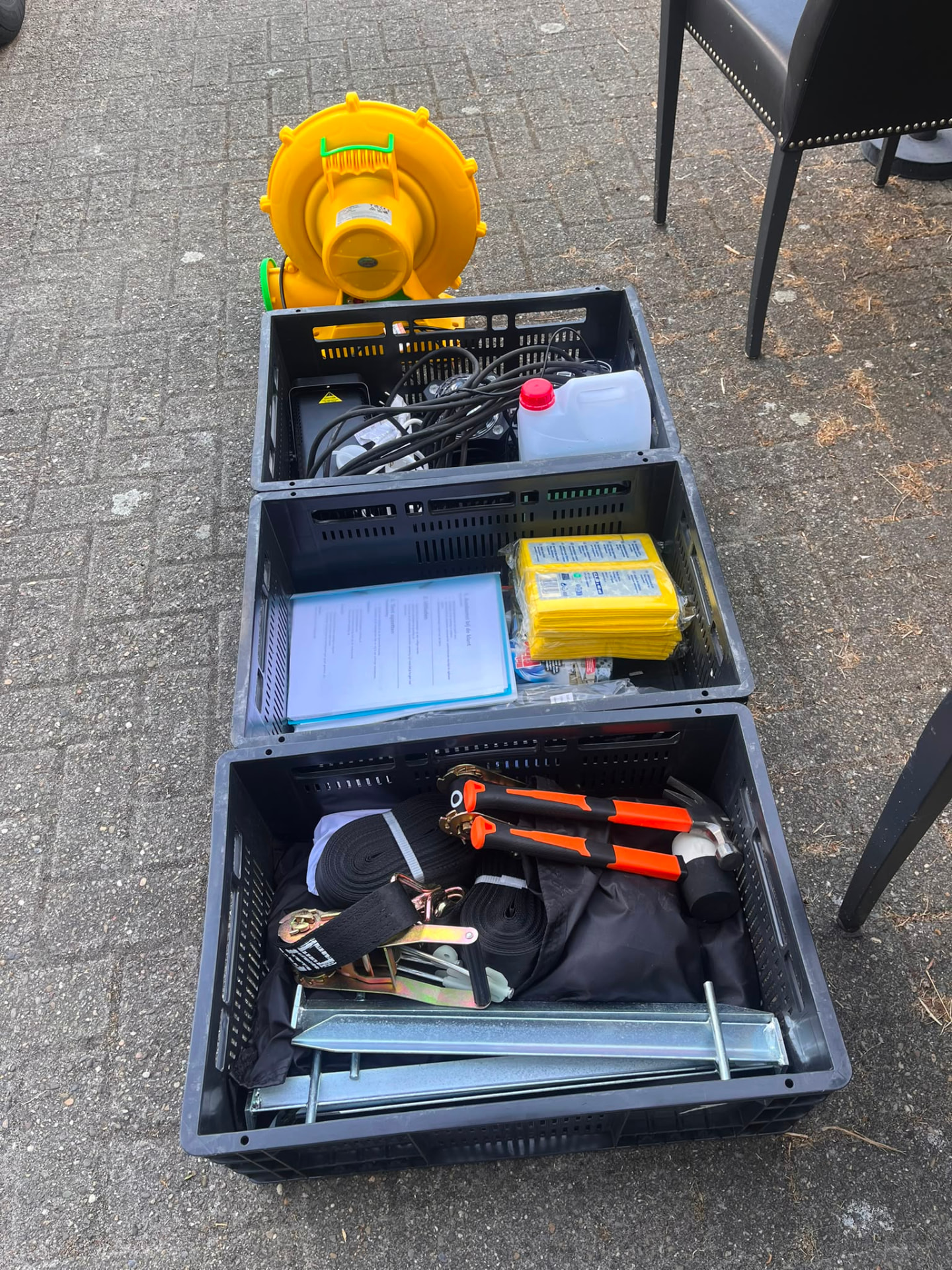 Kratten met blower, kabels, spanbanden en materiaal voor opbouw